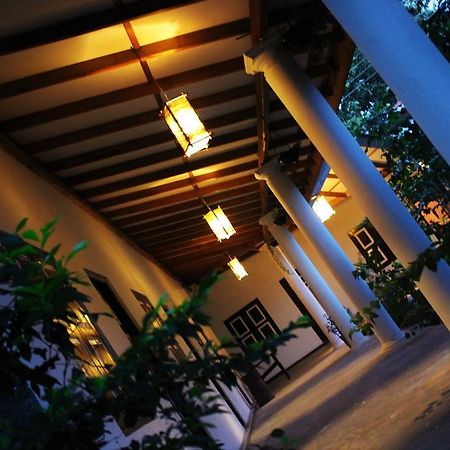 The Courtyard Villa Сигирия Екстериор снимка