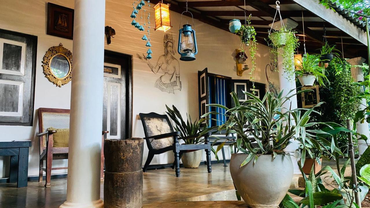 The Courtyard Villa Сигирия Екстериор снимка