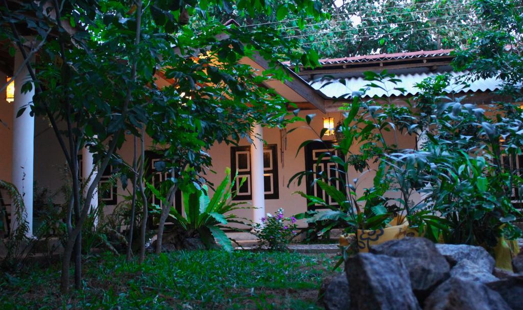 The Courtyard Villa Сигирия Екстериор снимка
