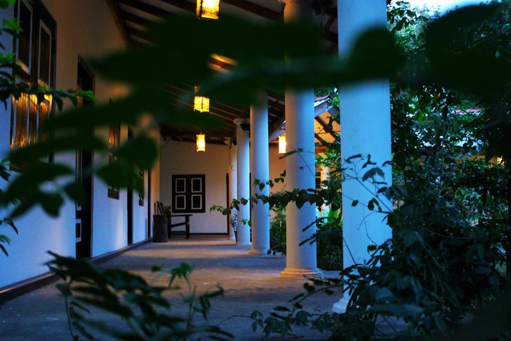 The Courtyard Villa Сигирия Екстериор снимка