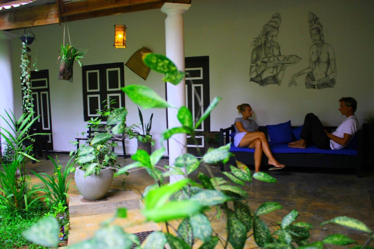 The Courtyard Villa Сигирия Екстериор снимка