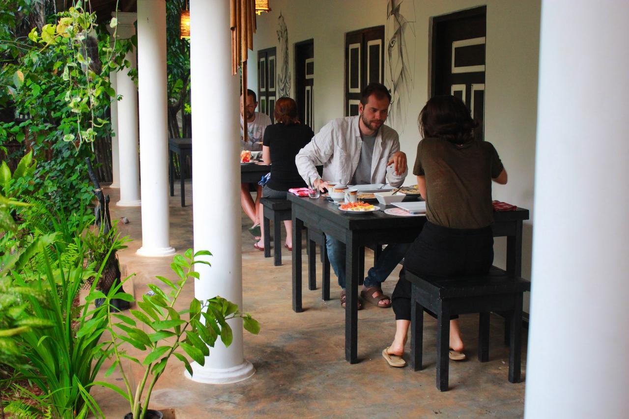 The Courtyard Villa Сигирия Екстериор снимка