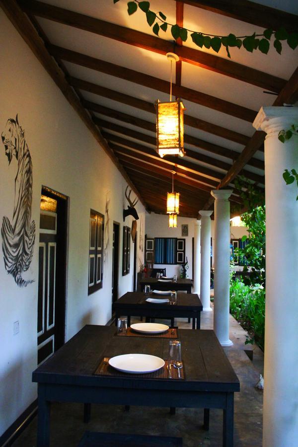 The Courtyard Villa Сигирия Екстериор снимка
