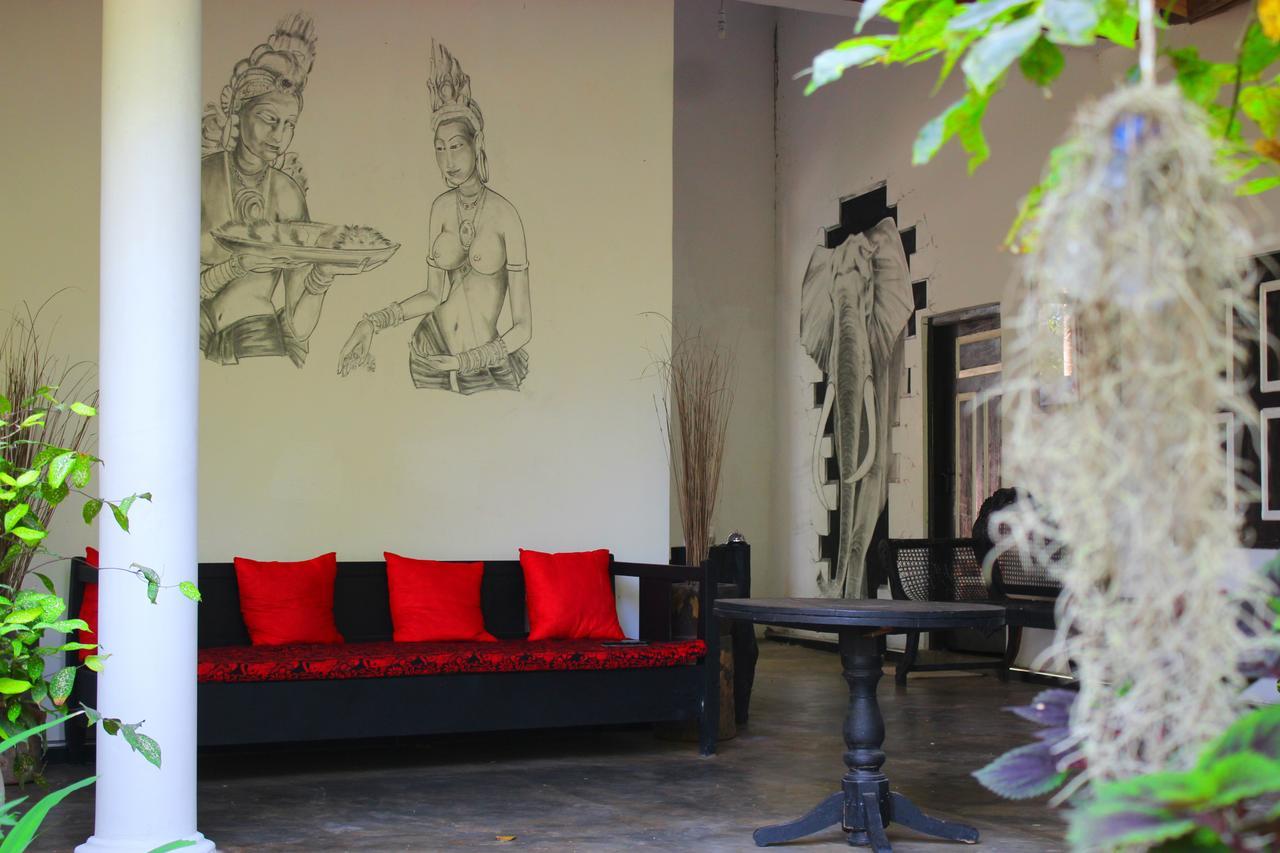 The Courtyard Villa Сигирия Екстериор снимка