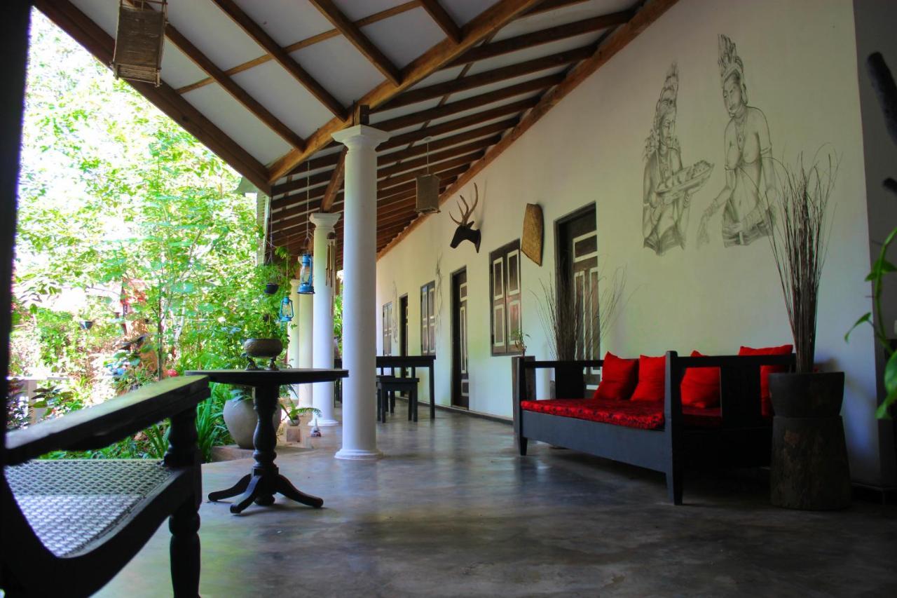 The Courtyard Villa Сигирия Екстериор снимка