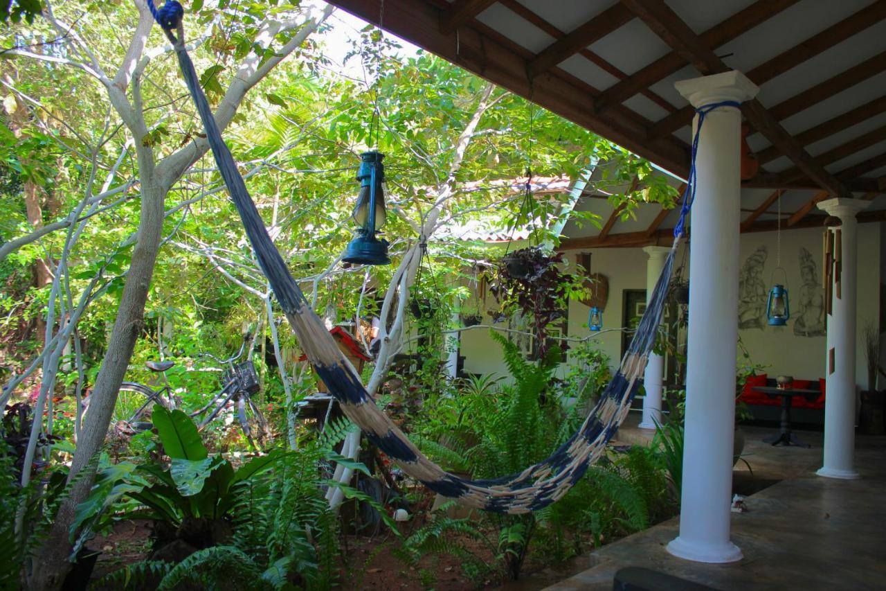 The Courtyard Villa Сигирия Екстериор снимка