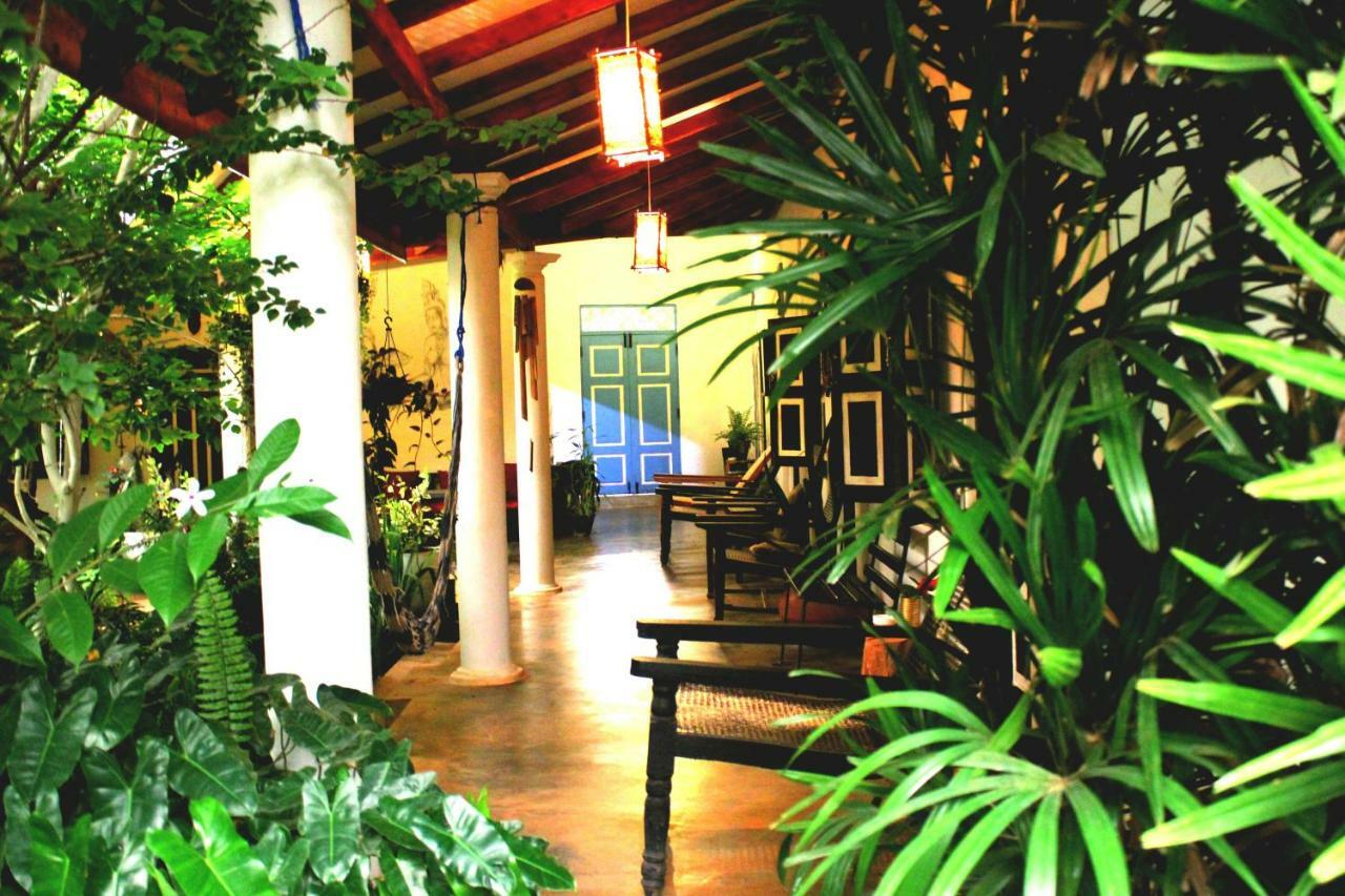 The Courtyard Villa Сигирия Екстериор снимка