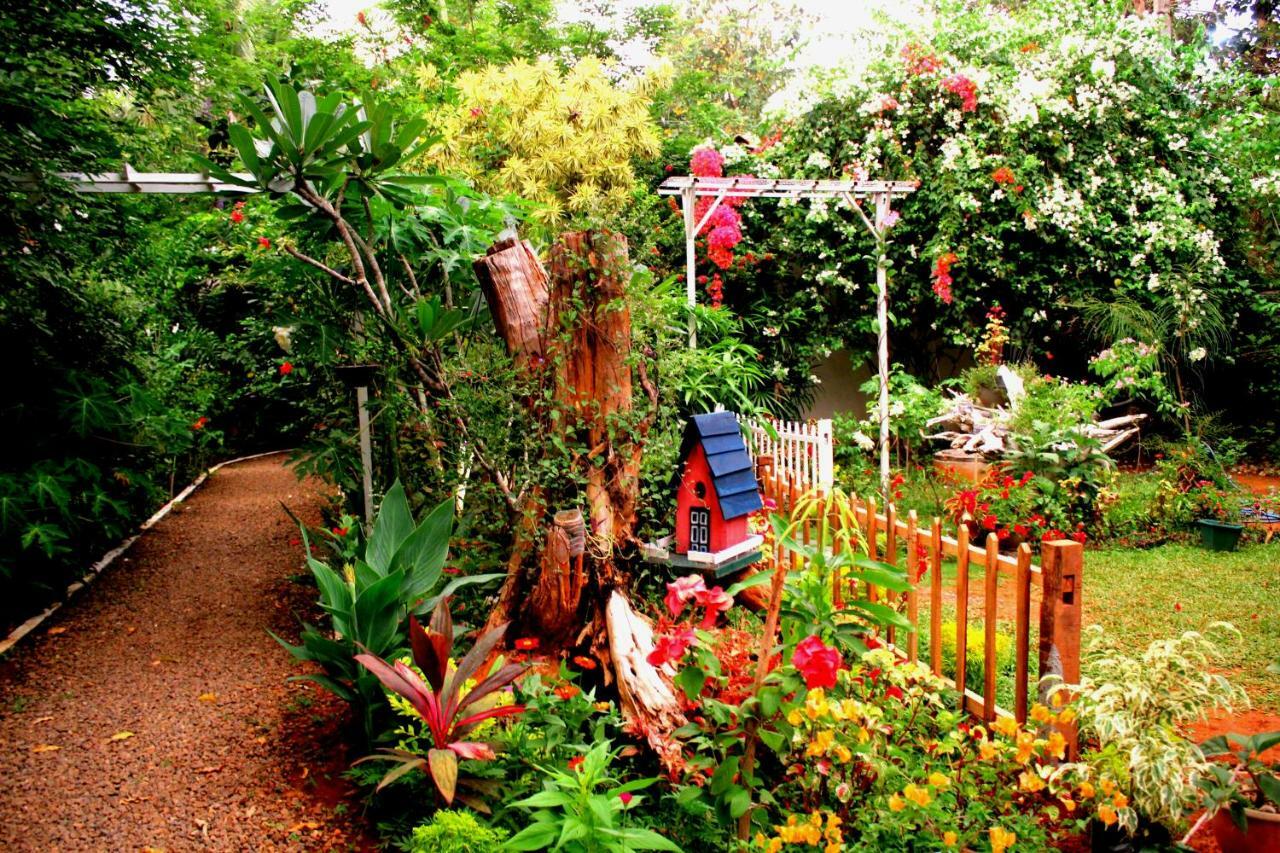 The Courtyard Villa Сигирия Екстериор снимка