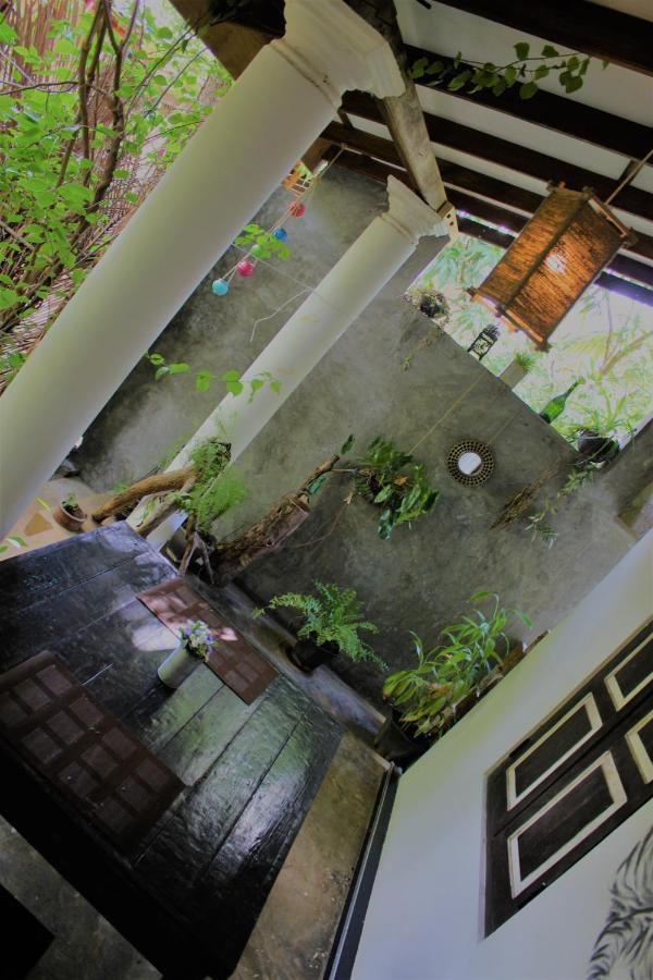 The Courtyard Villa Сигирия Екстериор снимка